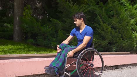 Behinderter-Teenager-Sitzt-Im-Rollstuhl.
